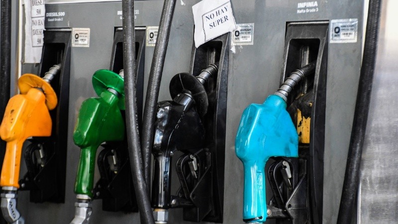 Las variaciones en los impuestos se trasladan directamente a los precios finales de los combustibles.