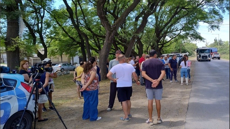 Los vecinos se reunieron para exigir arreglos en la ruta 11.