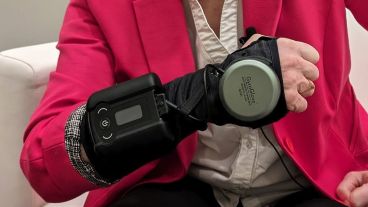 El GyroGlove es un guante estabilizador que ayuda a quienes padecen la enfermedad de Parkinson a controlar temblores.