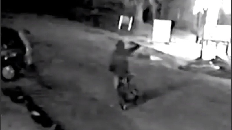 El momento del ataque a tiros contra el negocio.