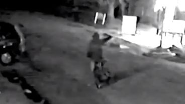 El momento del ataque a tiros contra el negocio.