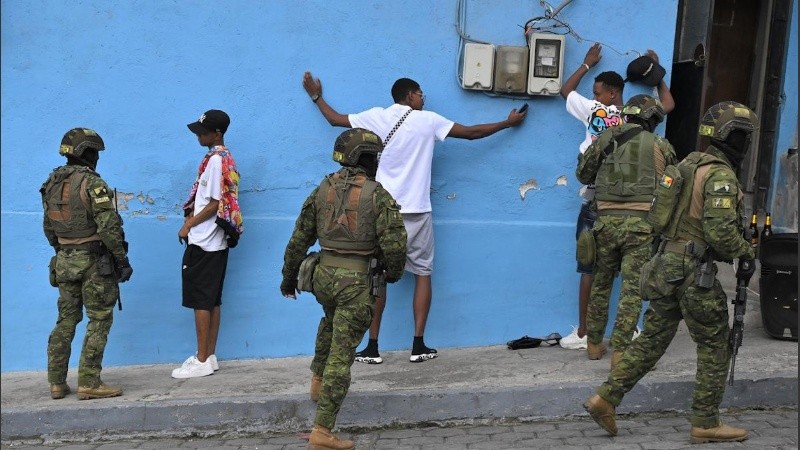El presidente de Ecuador movilizó a la totalidad de las fuerzas armadas para combatir las bandas criminales.