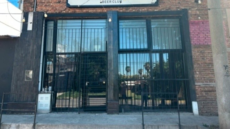 El bar de la ciudad del cordón industrial cuyo frente fue testigo de la balacera.
