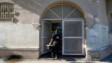 Personal policial trabaja en el edificio, que sigue atendiendo al público con normalidad.
