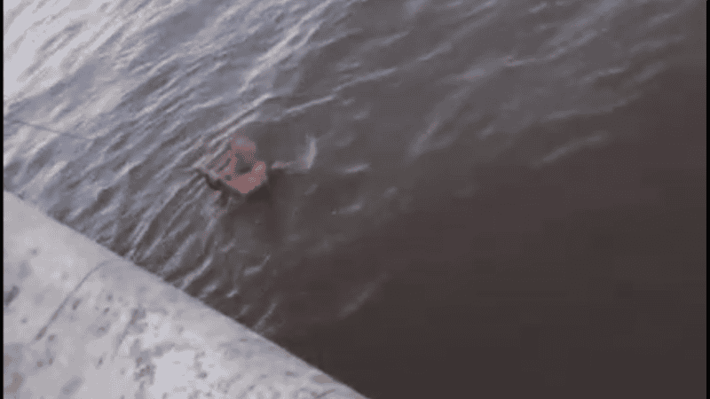 El hombre fue rescatado por pescadores.