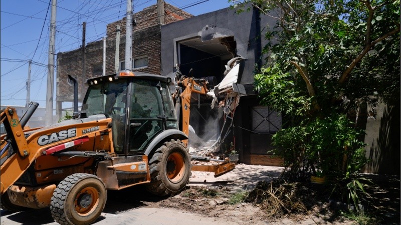El momento en que se tira abajo el inmueble señalado como búnker.