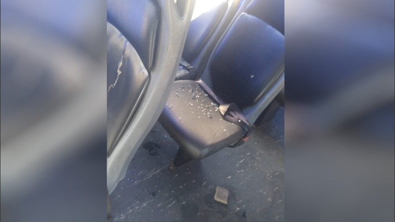 La baldosa con la que rompieron el vidrio.