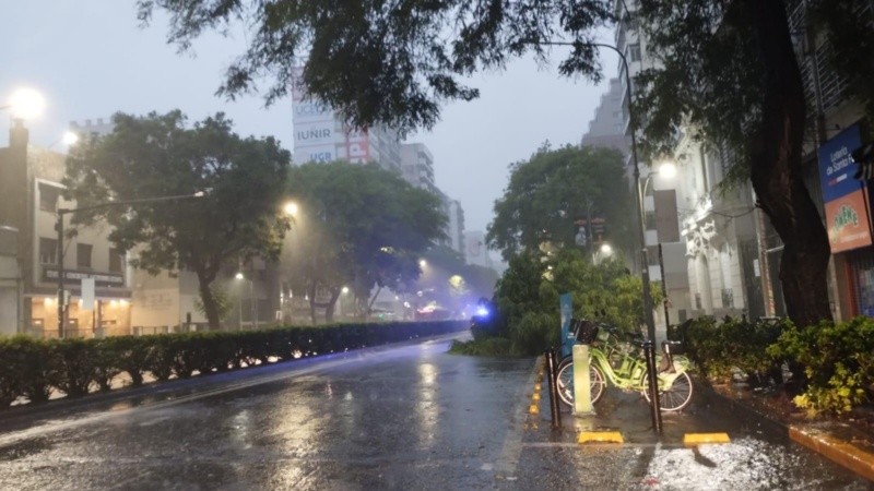 Calles inundadas y árboles caídos, la postal con la que inició el martes.