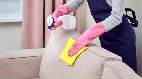 Esta es la fórmula mágica para mantener tus sofás limpios y libre de  manchas (incluso los blancos)
