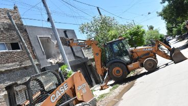 Dos puntos de venta de droga de la banda de Riquelme fueron derrumbados este lunes en Felipe Moré al 600 bis.