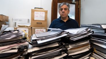 El juez laboral Gustavo Burgio en su juzgado repleto de expedientes.