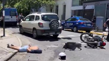 El ladrón fue detenido tras el violento impacto de su moto contra el auto.