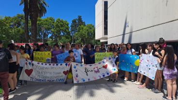 Los familiares de Iván piden que el nene pueda estar acompañado por su madre en este duro momento