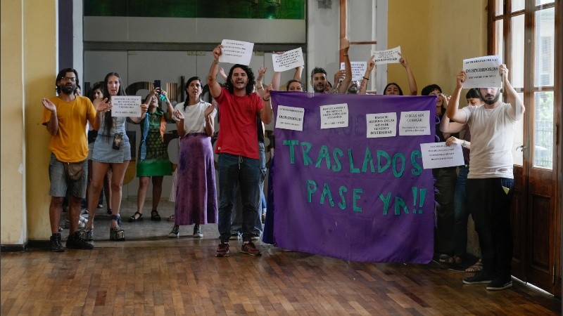 Los manifestantes en el ingreso del salón donde se realizó la conferencia de prensa.