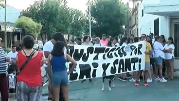 Allegados de las víctimas las recordaron y marcharon por justicia.