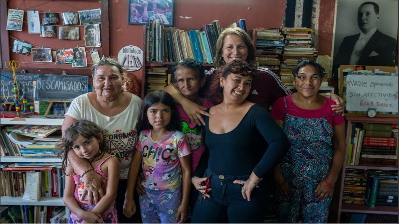 Las alumnas y la profe voluntaria del taller de alfabetización en el corazón del barrio República de la Sexta.