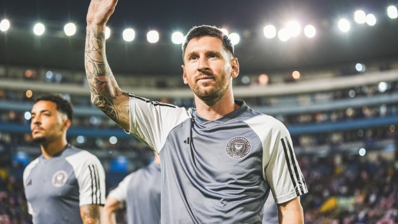 Cientos de fanáticos aguardaron por horas en la puerta de la entrada del hotel donde hará base el conjunto dirigido por Gerardo Martino bajo el grito de “Messi, Messi”. 