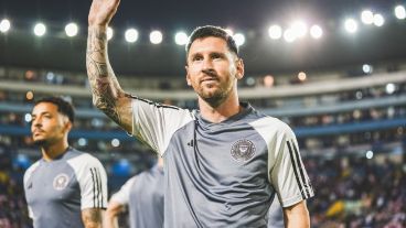 Cientos de fanáticos aguardaron por horas en la puerta de la entrada del hotel donde hará base el conjunto dirigido por Gerardo Martino bajo el grito de “Messi, Messi”. 