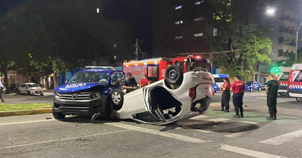 Fuerte choque entre un patrullero y un auto: dos heridos y un taxista ...