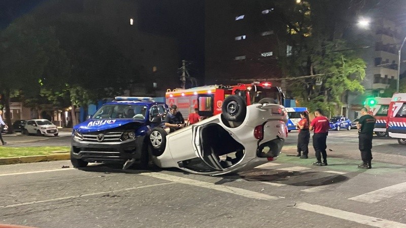 Bomberos tuvieron que arrancar la puerta trasera para rescatar a una de las ocupantes.