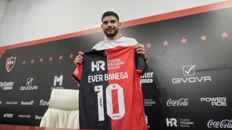 Banega posó con la camiseta leprosa y el 10.