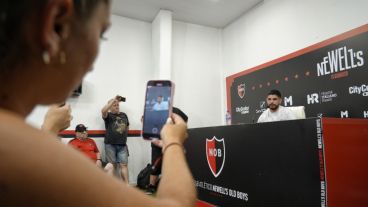 Banega posó con la camiseta leprosa y el 10.
