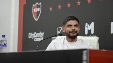 Banega posó con la camiseta leprosa y el 10.