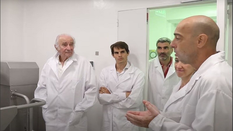 Belizán (izq.) junto a trabajadores del LEM al momento que se conoció el comienzo de producción de los comprimidos.