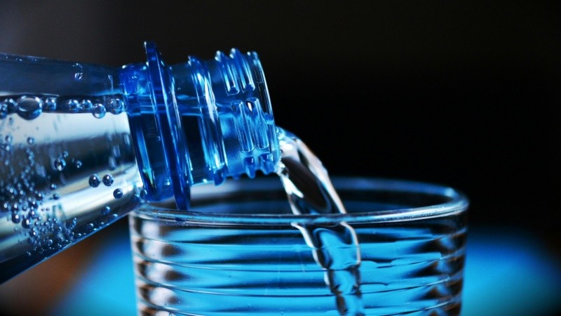 De todas las bebidas para ingerir, el agua es el hidratante por excelencia.