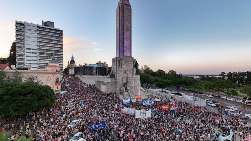 El Monumento colmado tras la masiva marcha del 21 de diciembre contra el decretazo de Milei.