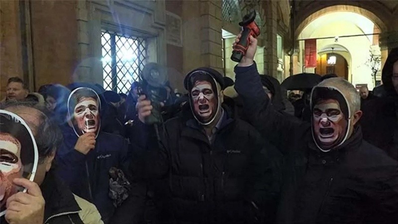 Lo más llamativo de la manifestación fueron las máscaras de Milei y las amoladoras.