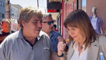 Bullrich por Flores para mostrar la actividad comercial durante el paro general.