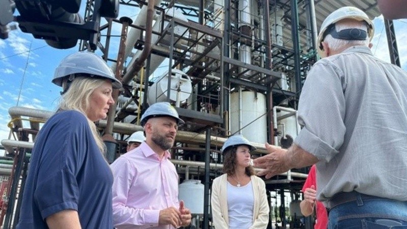 La secretaria de Energía y el ministro de Desarrollo recorriendo una planta de biodiesel.