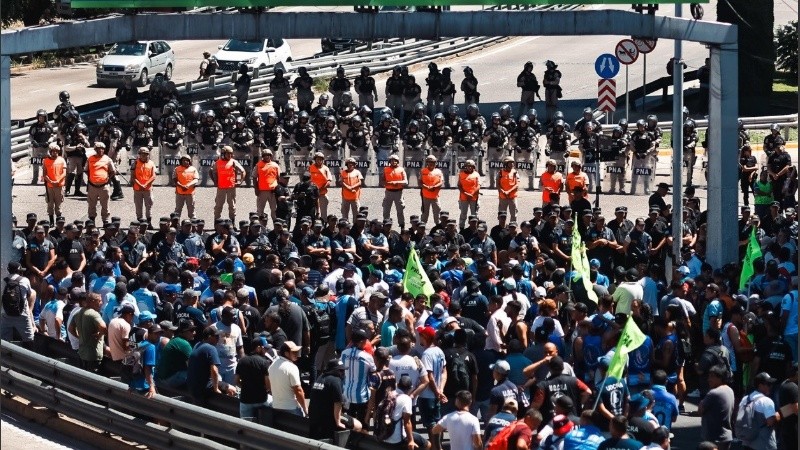 Miles de personas marchaban rumbo al Congreso de la Nación.
