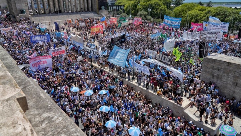 Postales de un acto masivo y en paz en Rosario por el paro general.