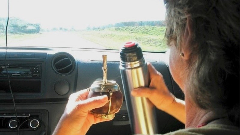 Según la norma, “todo conductor utilizará las dos manos para el manejo del volante