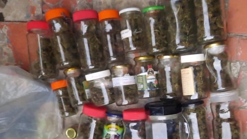 Parte del material secuestrado en el domicilio.