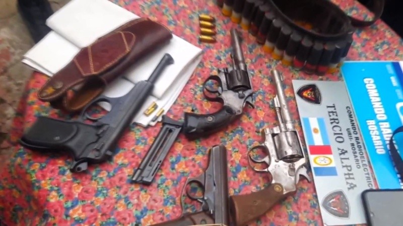 Parte del material secuestrado en el domicilio.