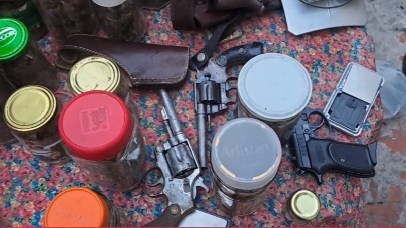 Parte del material secuestrado en el domicilio.