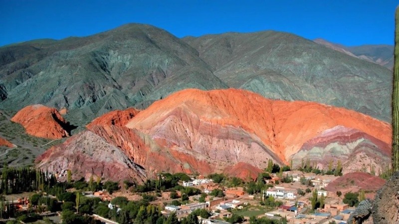 El Cerro de los siete colores siempre es uno de los sitios a conocer en el norte.