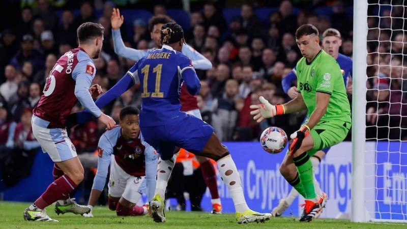 Dibu Martínez volvió a ser determinante para que Aston Villa no recibiera goles.