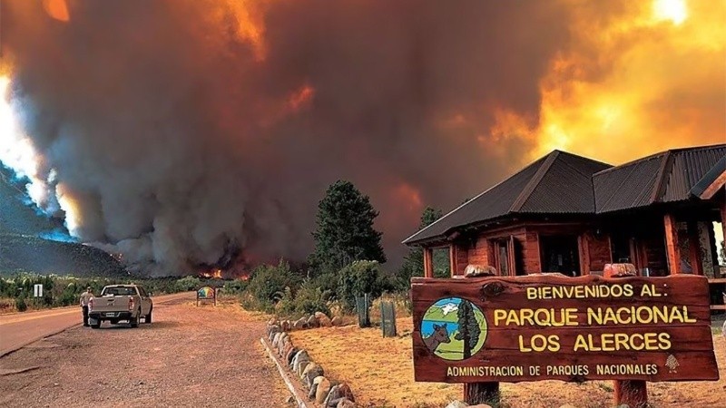 Impactante imágen del incendio forestal en Los Alerces.