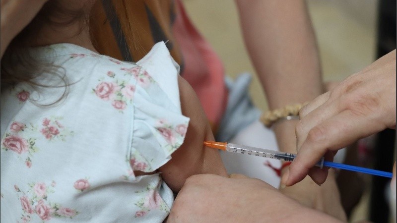 La vacuna se encuentra en el esquema y es de aplicación gratuita en efectores provinciales.