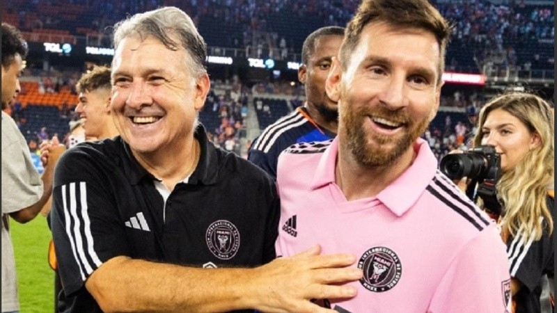 Los rosarinos Messi y Martino se preparan para el primer amistoso en Oriente este lunes.