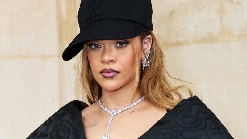 Rihanna fue una de las recientes celebridades que lució mechas en este tono.