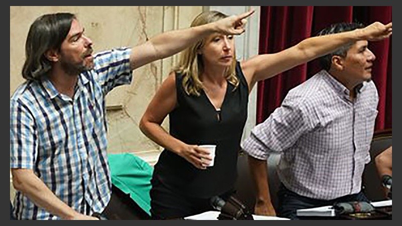 Bregman y otros diputados de izquierda señalan al agresor.