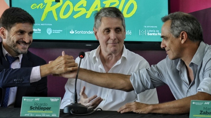 Schlieper (en el medio) estuvo en la presentación de la Copa Davis en Rosario, pocas horas atrás.