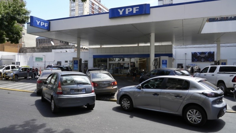 Filas y larga espera para cargar nafta antes del aumento en una YPF de Rioja y España.