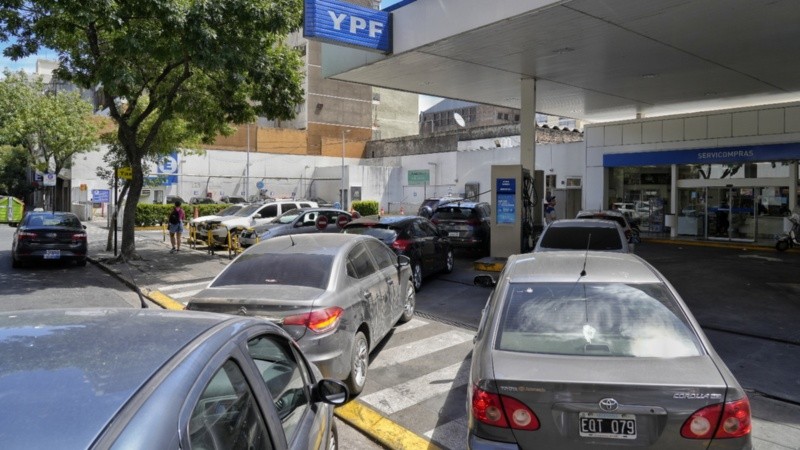Filas y larga espera para cargar nafta antes del aumento en una YPF de Rioja y España.