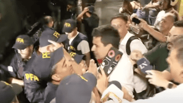 El momento donde Toniolli intenta acompañar a las detenidas.